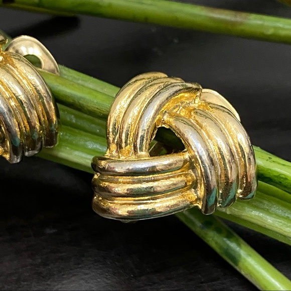 Vintage Unsigned Gold-tone Knot Clip On Earrings - Picture 3 of 13